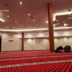 suasana masjid dengan nuansa renungan spiritual Islami.
