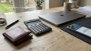 dompet dan kalkulator simbol manajemen uang pribadi