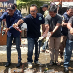 Petugas dan tokoh masyarakat memusnahkan ratusan botol miras di Karangnunggal sebagai simbol perlawanan terhadap alkohol