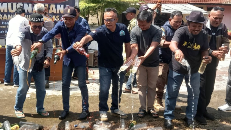 Petugas dan tokoh masyarakat memusnahkan ratusan botol miras di Karangnunggal sebagai simbol perlawanan terhadap alkohol
