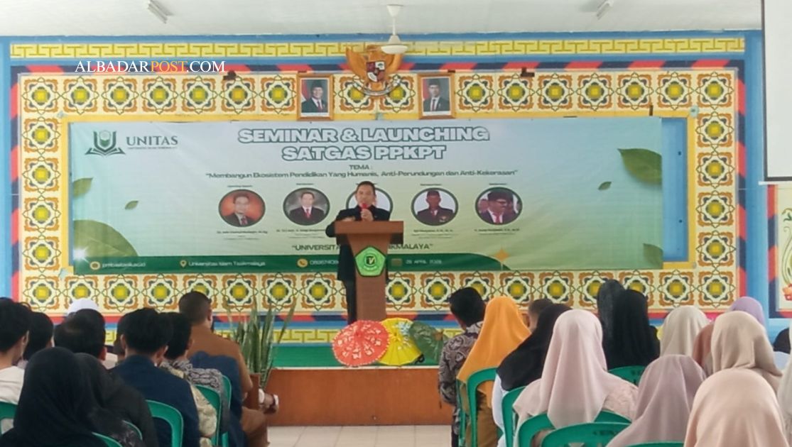 Mahasiswa mengikuti peluncuran Satgas PPKPT di aula Universitas Islam Tasikmalaya untuk pencegahan kekerasan kampus.