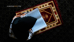 Ilustrasi seorang Muslim sedang merenung dan membaca Al-Qur’an tentang ayat kesabaran dengan suasana tenang dan hangat.