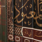 Ilustrasi kitab berbahasa Arab klasik di perpustakaan Islam kuno dengan suasana intelektual dan pencahayaan hangat.