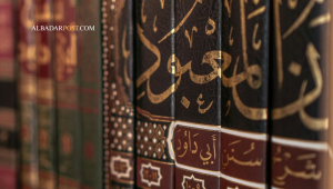 Ilustrasi kitab berbahasa Arab klasik di perpustakaan Islam kuno dengan suasana intelektual dan pencahayaan hangat.