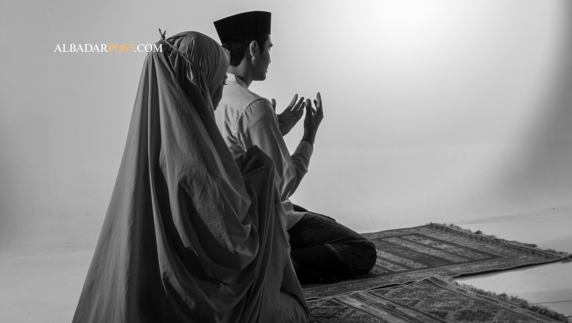 ilustrasi suasana tenang seseorang bermunajat menggambarkan mahabbah kepada Allah dalam tasawuf