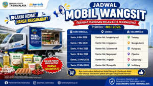 Mobil Wangsit Tasikmalaya melayani warga membeli sembako murah di halaman kantor kelurahan dengan antrean tertib.
