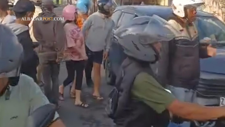 Mobil Daihatsu Sigra abu-abu terparkir di Jalan KHZ Mustofa Tasikmalaya saat polisi melakukan olah TKP penemuan jenazah anggota polisi.