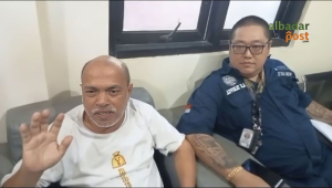 Kuswandi didampingi kuasa hukum di lobi Satreskrim Polresta Pati usai pemeriksaan kasus Ashari.