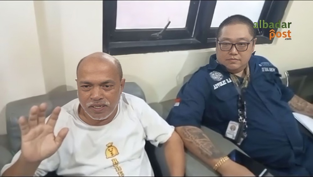 Kuswandi didampingi kuasa hukum di lobi Satreskrim Polresta Pati usai pemeriksaan kasus Ashari.