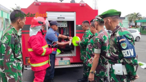 Prajurit TNI Kodim Tasikmalaya mengikuti latihan pemadaman kebakaran bersama tim Damkar dengan perlengkapan lengkap