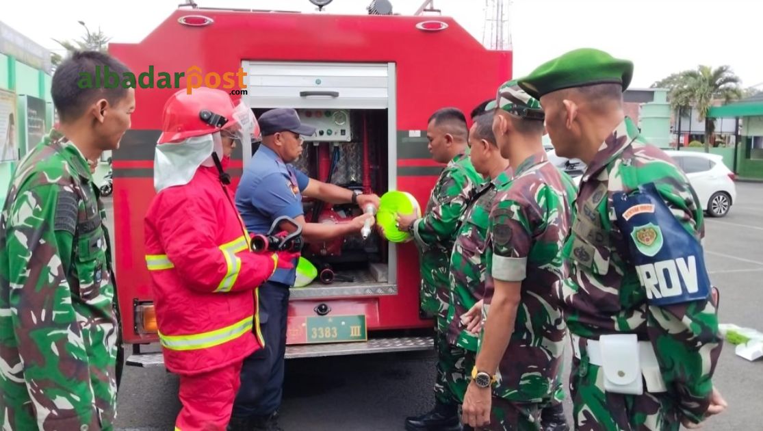 Prajurit TNI Kodim Tasikmalaya mengikuti latihan pemadaman kebakaran bersama tim Damkar dengan perlengkapan lengkap