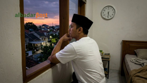 Ilustrasi seseorang termenung memandangi senja dan jam dinding sebagai simbol makna waktu dalam Surat Al-Ashr