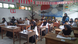 Suasana pelaksanaan UABN MDT 2026 di Madrasah Diniyah Al-Mansuriah Sinagar Sukaratu Tasikmalaya.