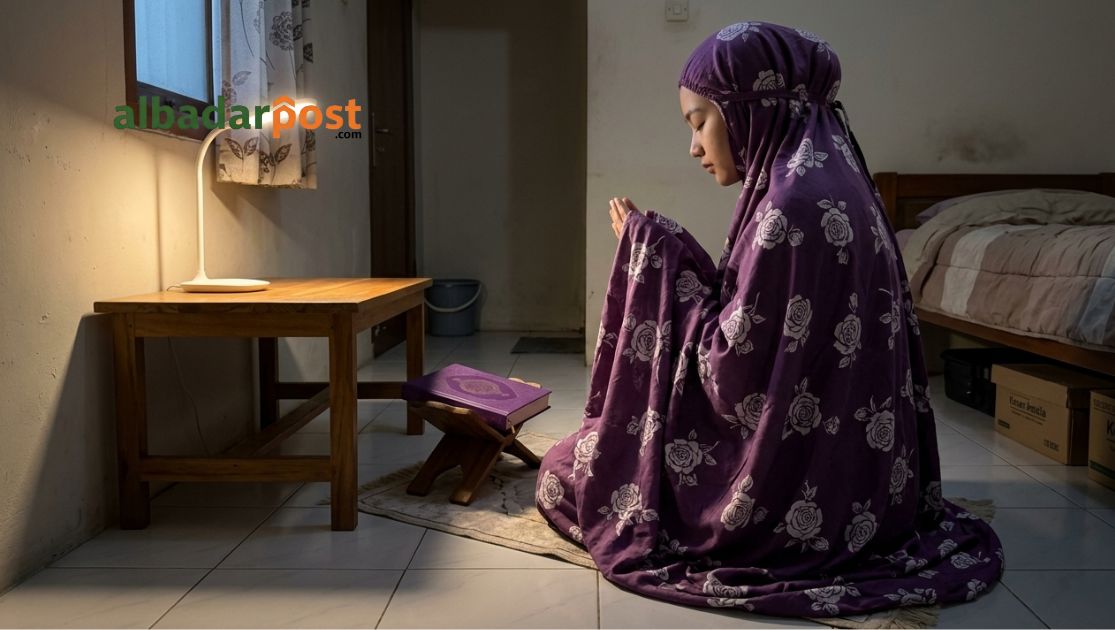 “Suasana hening menjelang Subuh saat seseorang berdoa dan bermunajat kepada Allah di dalam rumah”