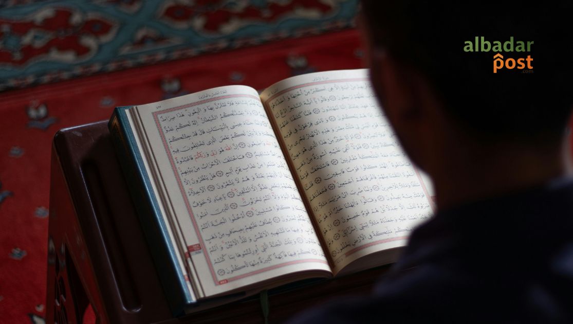 Ilustrasi seseorang membaca Al-Qur’an saat merasa sedih dan kehilangan harapan.