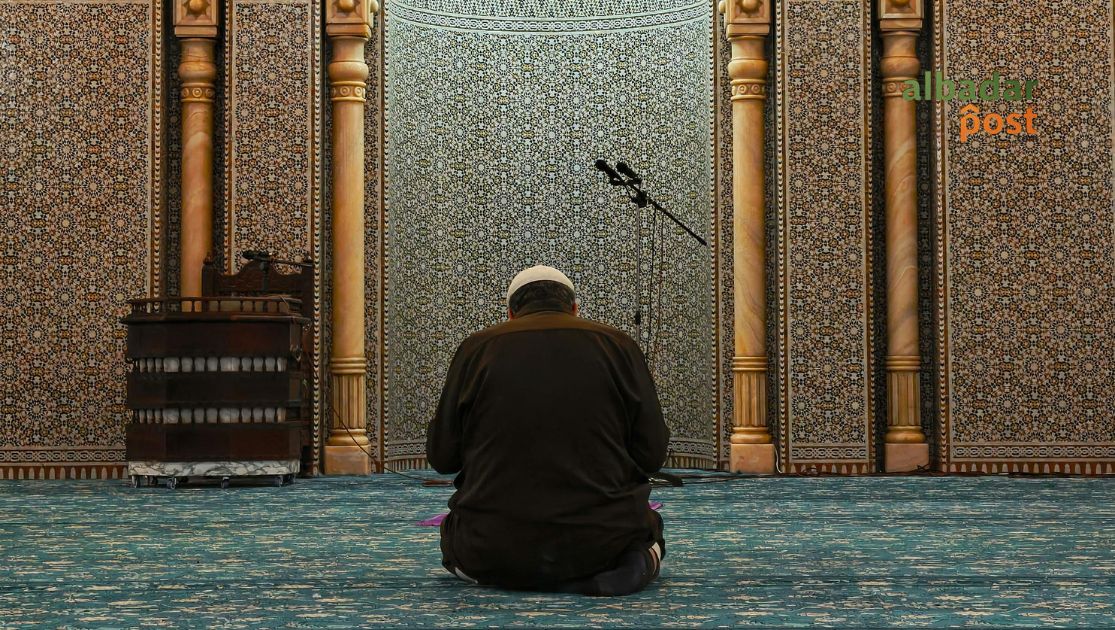 Ilustrasi seseorang berdoa setelah salat untuk mengusir kesialan dan energi negatif dalam hidupnya.
