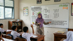 Guru honorer sedang mengajar di ruang kelas sekolah negeri usai muncul isu penghapusan status honorer tahun 2027.