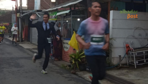 Ribuan warga menyambut pelari QRIS Unsil Tasik Half Marathon 2026 di Jalan Mashudi Tasikmalaya.