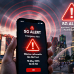 Ilustrasi sistem SG Alert Singapura dengan notifikasi darurat muncul di layar ponsel dan suara sirene nasional.