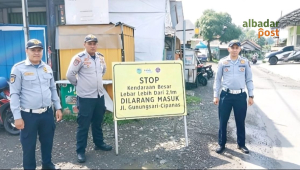 Petugas Dishub berjaga di perempatan Jalan Gunungsari Cipanas Tasikmalaya sambil mengawasi truk tambang pasir.