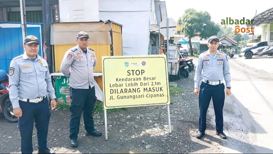 Petugas Dishub berjaga di perempatan Jalan Gunungsari Cipanas Tasikmalaya sambil mengawasi truk tambang pasir.
