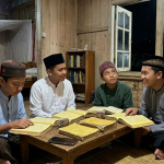 Ilustrasi suasana santri di pesantren salafi Indonesia sedang mengaji kitab kuning pada malam hari.