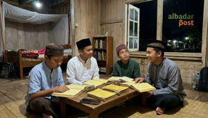 Ilustrasi suasana santri di pesantren salafi Indonesia sedang mengaji kitab kuning pada malam hari.