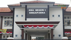 Bupati Tasikmalaya Dr Cecep Nurul Yakin saat memberikan pernyataan tentang Sekolah Maung SMAN 1 Singaparna dan pendidikan unggulan.