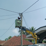 Teknisi Dishub Kabupaten Tasikmalaya memasang lampu PJU LED Cobana 90 watt di Pondok Pesantren Almuniroh Sukahurip.