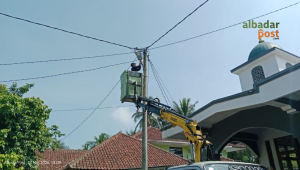 Teknisi Dishub Kabupaten Tasikmalaya memasang lampu PJU LED Cobana 90 watt di Pondok Pesantren Almuniroh Sukahurip.