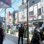 Petugas Polres Garut melakukan patroli dan pengamanan di kawasan wisata pantai saat libur panjang dipadati wisatawan.