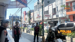 Petugas Polres Garut melakukan patroli dan pengamanan di kawasan wisata pantai saat libur panjang dipadati wisatawan.
