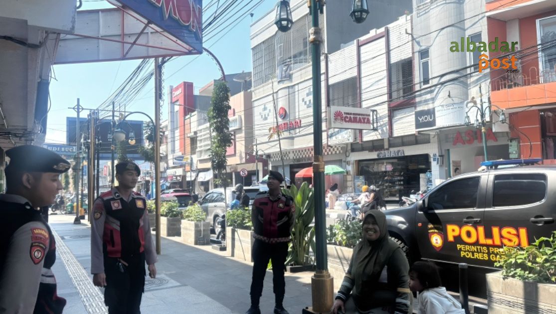 Petugas Polres Garut melakukan patroli dan pengamanan di kawasan wisata pantai saat libur panjang dipadati wisatawan.