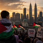 Aksi solidaritas Palestina di Malaysia saat peringatan Nakba dengan bendera Palestina dan poster kemanusiaan Gaza.