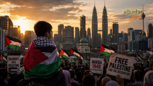 Aksi solidaritas Palestina di Malaysia saat peringatan Nakba dengan bendera Palestina dan poster kemanusiaan Gaza.