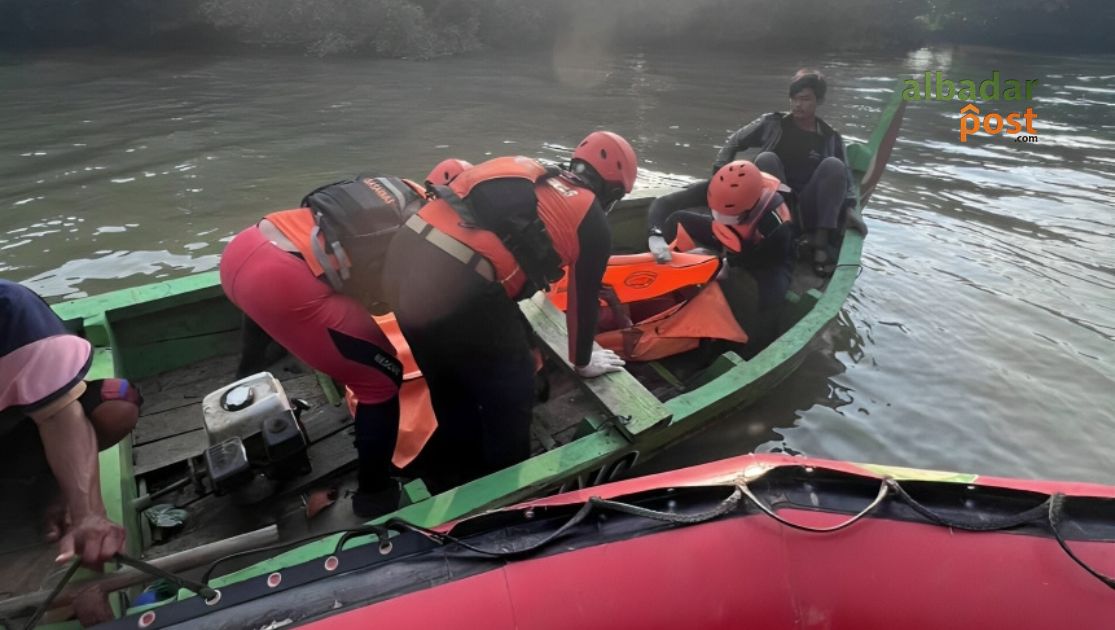 Tim SAR gabungan melakukan pencarian pria yang terseret arus sungai di Cidadap Bandung saat hujan deras.