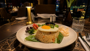 Ilustrasi menu sederhana di restoran hotel bintang 5 yang disajikan mewah dengan plating elegan dan suasana premium.