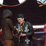 Nasabah PNM Mekaar menerima penghargaan Women’s Inspiration Awards 2026 atas keberhasilan mengembangkan usaha UMKM perempuan.