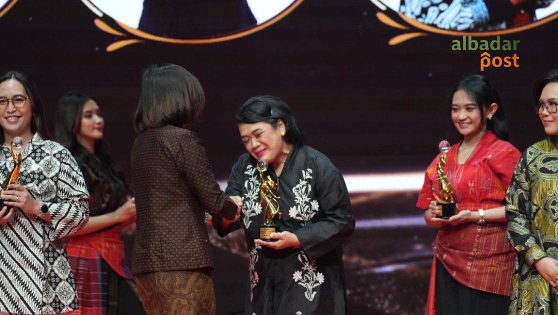 Nasabah PNM Mekaar menerima penghargaan Women’s Inspiration Awards 2026 atas keberhasilan mengembangkan usaha UMKM perempuan.