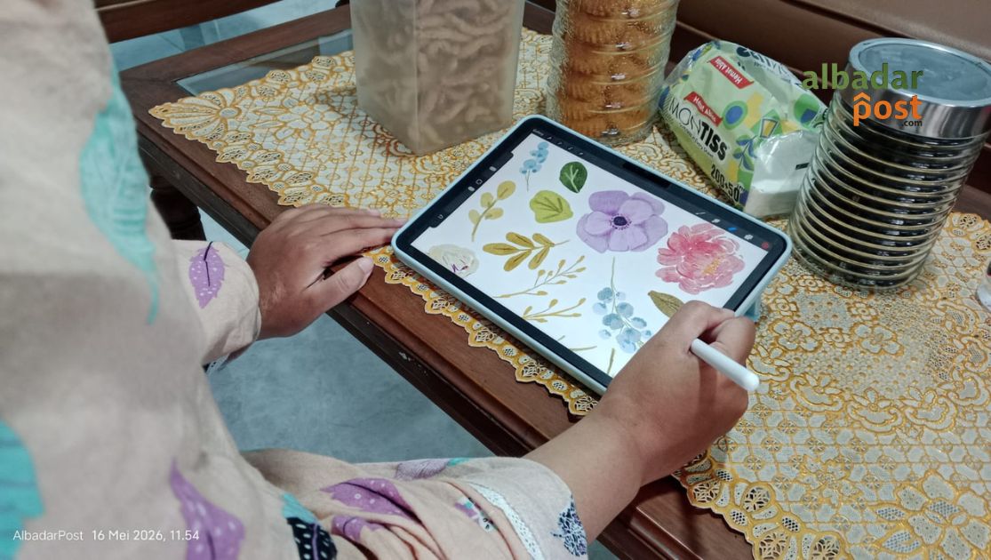 Seorang ilustrator digital menggambar bunga menggunakan tablet dan stylus di meja rumah sederhana dengan suasana hangat.