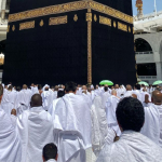 Jamaah haji berdoa di depan Ka'bah setelah menyelesaikan rangkaian ibadah haji di Masjidil Haram.