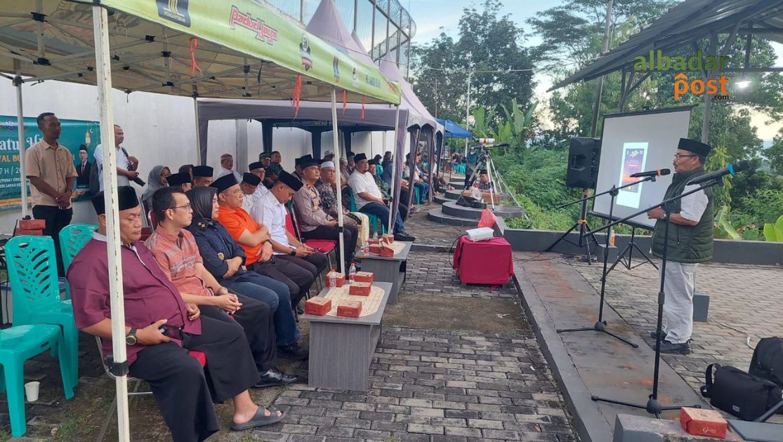 Pemantauan hilal Zulhijah 1447 Hijriah di Gunung Putri Lapas Banjar menggunakan teropong saat cuaca mendung tebal.