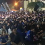 Ribuan bobotoh padati Polres Banjar saat nobar Persib vs PSM. Suasana tertib dan penuh yel-yel dukungan bikin malam makin meriah.