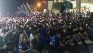 Ribuan bobotoh padati Polres Banjar saat nobar Persib vs PSM. Suasana tertib dan penuh yel-yel dukungan bikin malam makin meriah.