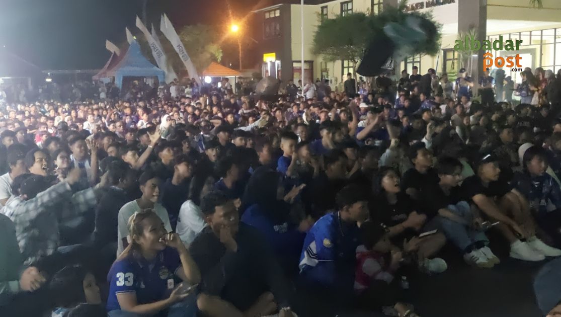 Ribuan bobotoh padati Polres Banjar saat nobar Persib vs PSM. Suasana tertib dan penuh yel-yel dukungan bikin malam makin meriah.