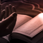 Ilustrasi muslim membaca Surat Al-Kautsar dengan suasana tenang dan reflektif tentang makna hidup dan ketakwaan.