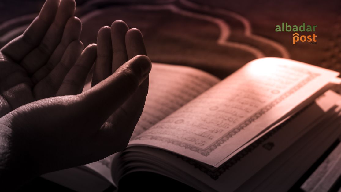 Ilustrasi muslim membaca Surat Al-Kautsar dengan suasana tenang dan reflektif tentang makna hidup dan ketakwaan.