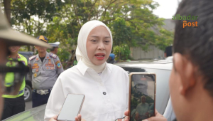 Wakil Bupati Garut Putri Karlina meninjau operasi gabungan pajak kendaraan bermotor di Bundaran SMKN 2 Garut.