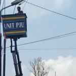 Petugas Dishub Ciamis memasang dan memperbaiki lampu PJU di jalur menuju Astana Gede Kawali menjelang Hari Jadi Ciamis.
