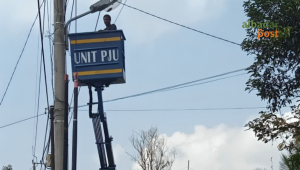 Petugas Dishub Ciamis memasang dan memperbaiki lampu PJU di jalur menuju Astana Gede Kawali menjelang Hari Jadi Ciamis.